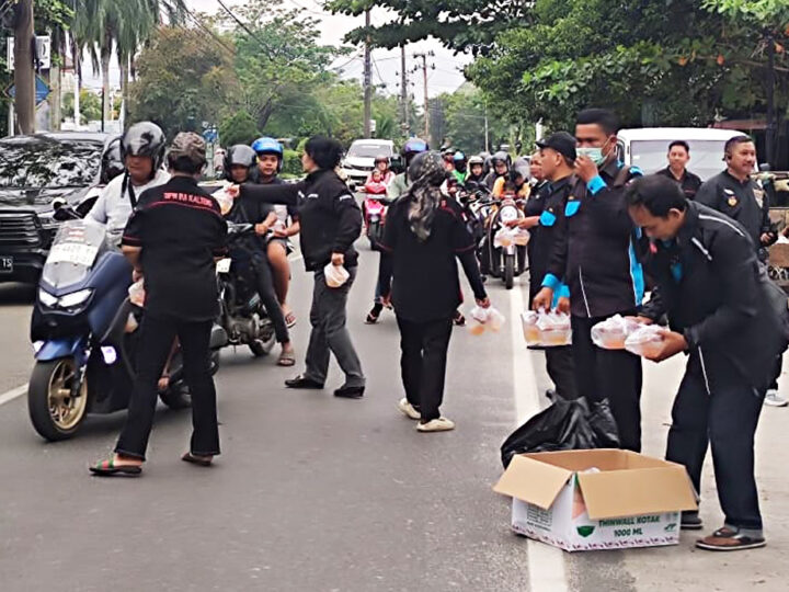 DPW IPJI Kalteng dan FKM Gelar Aksi Sosial Berbagi Takjil di Bulan Ramadan
