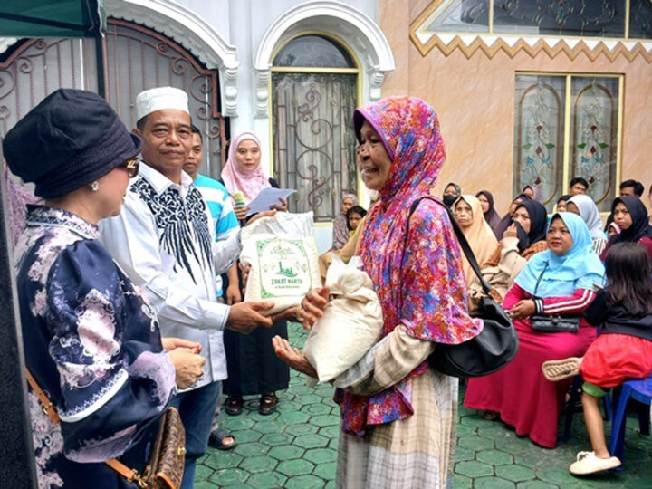 Berbagi Berkah di Bulan Ramadan, Keluarga Besar H Tajeri Serahkan Zakat Harta ke Masyarakat