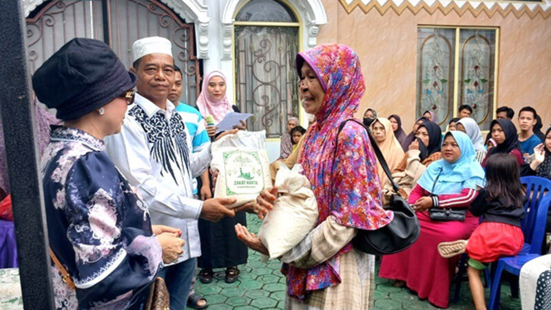 Berbagi Berkah di Bulan Ramadan, Keluarga Besar H Tajeri Serahkan Zakat Harta ke Masyarakat