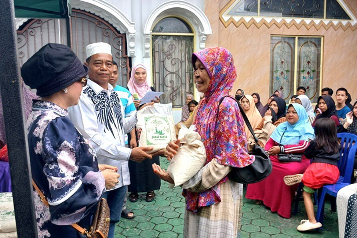 Berbagi Berkah di Bulan Ramadan, Keluarga Besar H Tajeri Serahkan Zakat Harta ke Masyarakat