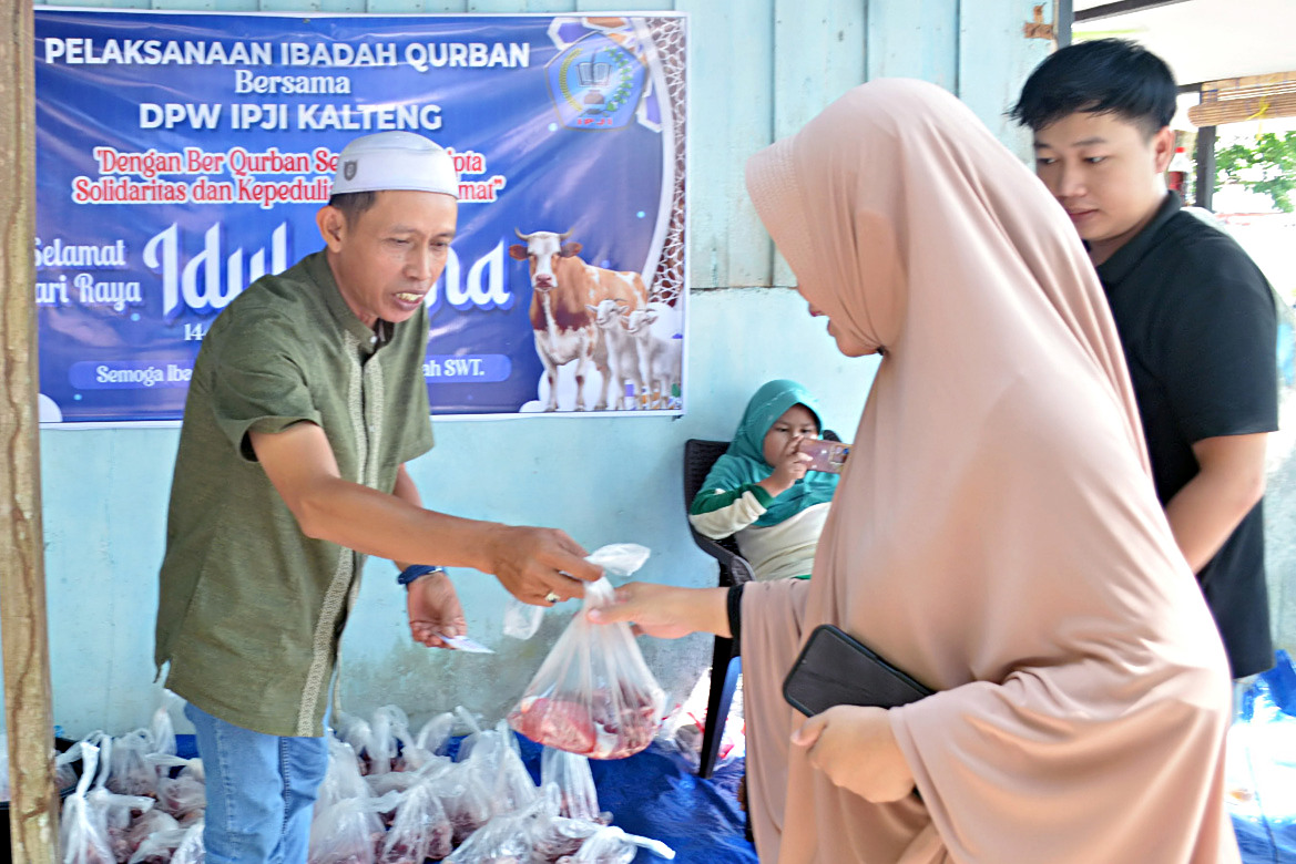 Momen Hari Raya Iduladha, DPW IPJI Kalteng Laksanakan Pemotongan Sapi Kurban