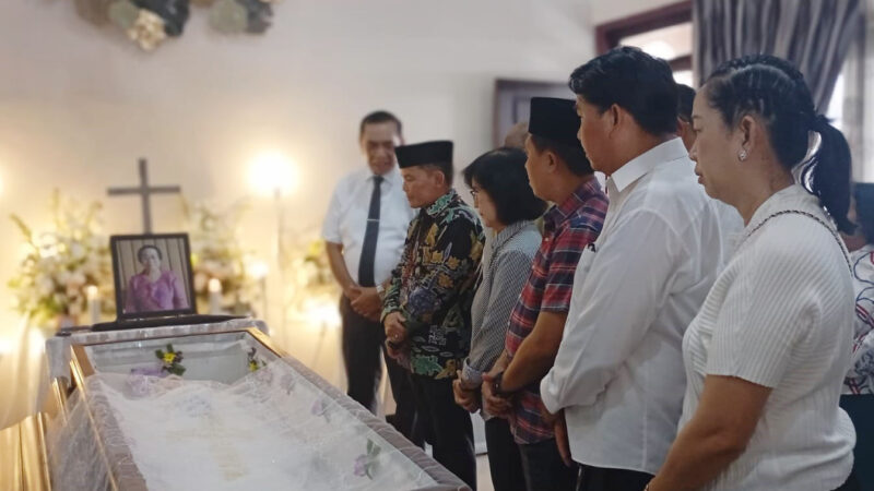 Melayat ke Rumah Duka Alm Tatie Kena Laba, Gubernur Kalteng Sampaikan Ucapan Duka Mendalam