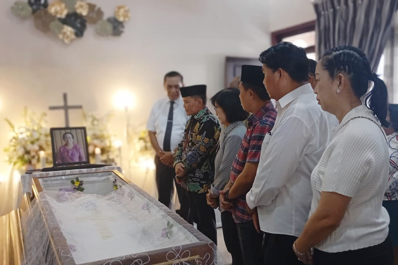 Melayat ke Rumah Duka Alm Tatie Kena Laba, Gubernur Kalteng Sampaikan Ucapan Duka Mendalam