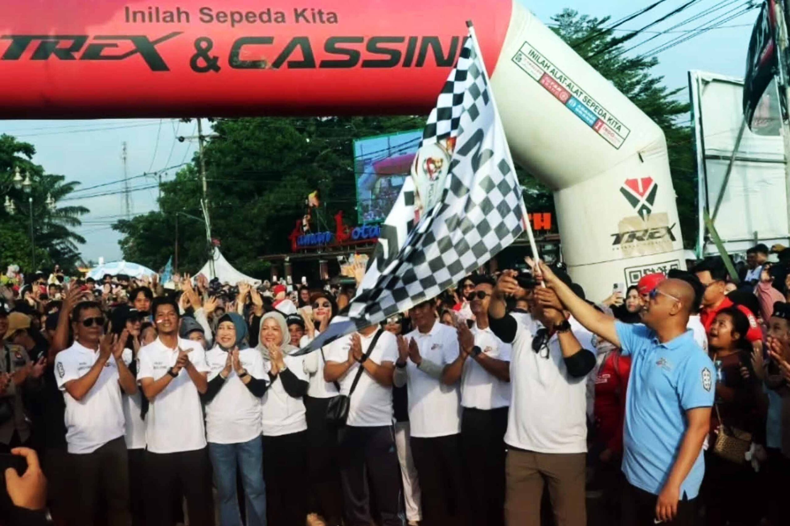 Pimpinan DPRD Barito Utara Ikuti Jalan Sehat dan Senam Bersama Peringatan Hari Bhayangkara ke-80