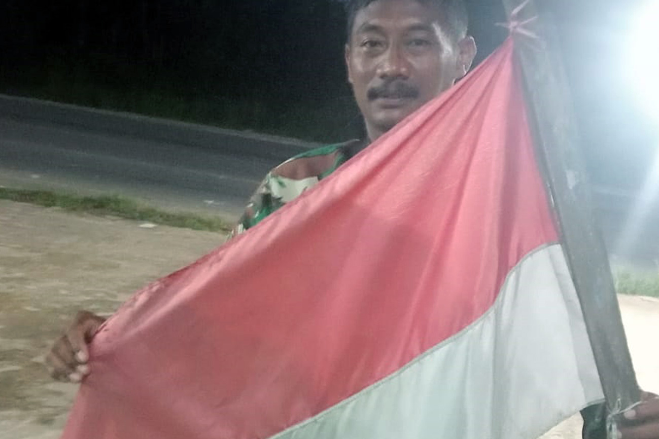Wujud Cinta Tanah Air, Babinsa Koramil 01 Bulik Minta Warga Tidak Kibarkan Bendera Kusam