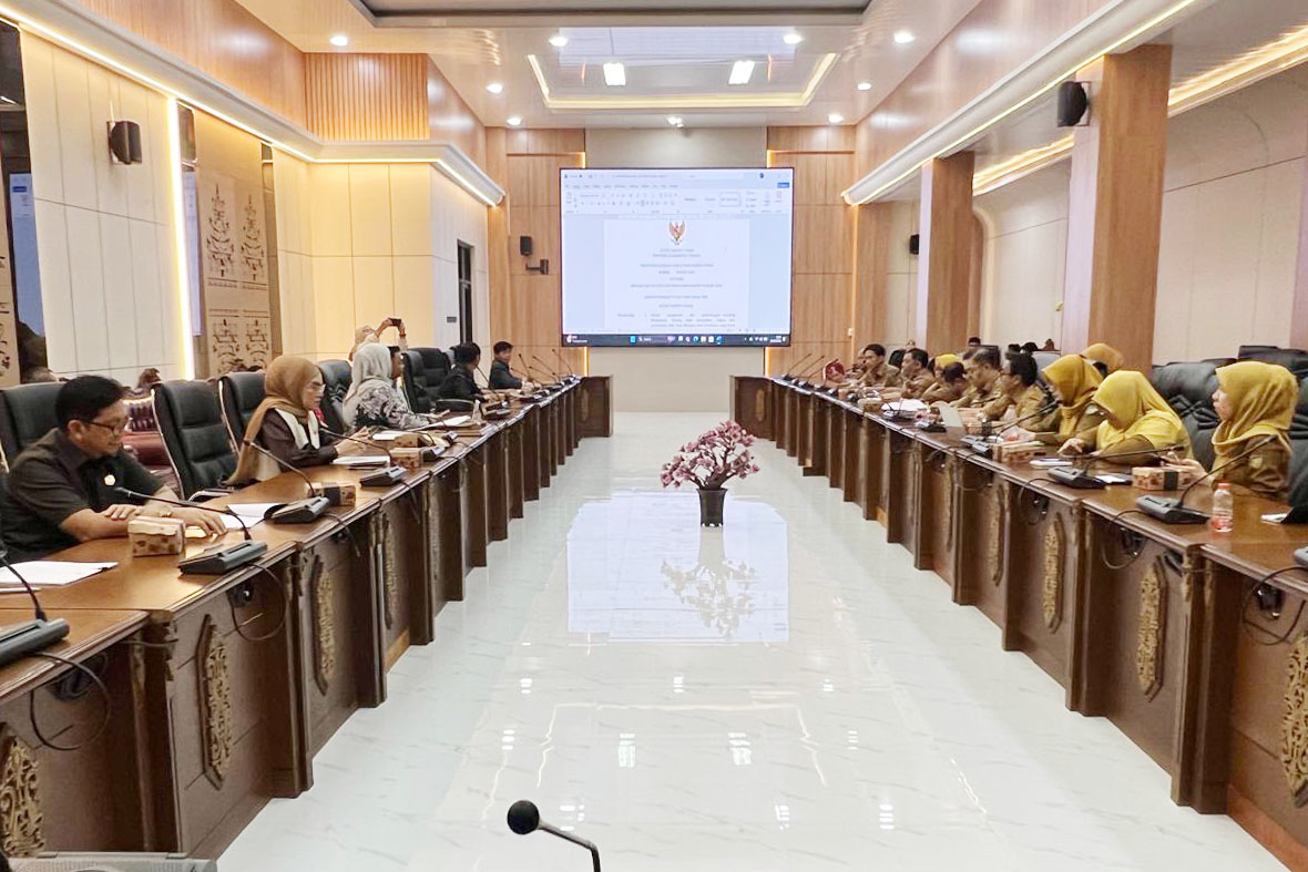 Rapat Dengar Pendapat DPRD Barito Utara Bahas Raperda Kelembagaan Adat Dayak