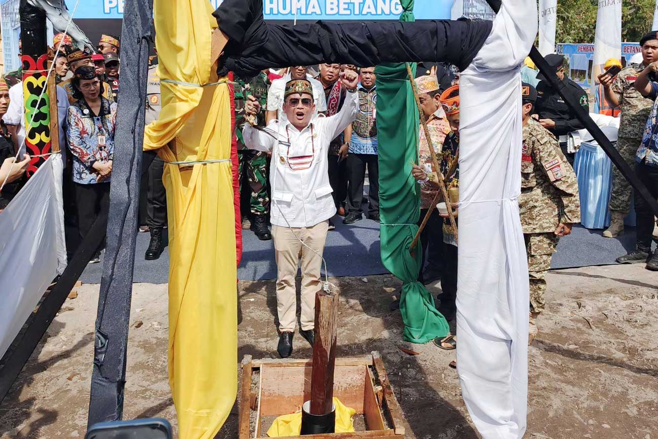 Gubernur Kalteng Laksanakan Pemancangan Tiang Perdana Sebagai Awal Dimulainya Pembangunan Huma Betang