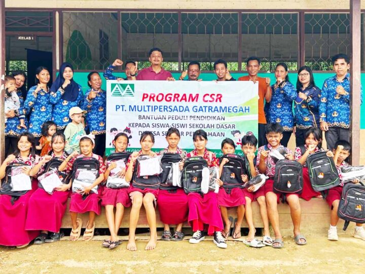 Siswa SDN 1 Karamuan Terima Bantuan Perlengkapan Sekolah dari PT Multipersada Gatramegah