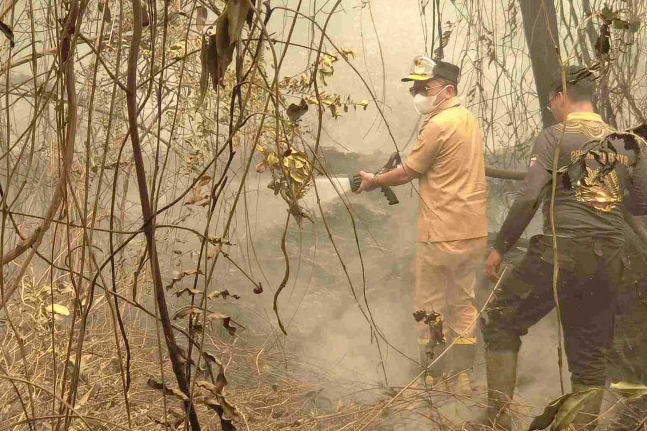 Karhutla Meluas di Km 17 Palangka Raya, Gubernur Agustiar Sabran Ikut Turun Padamkan Api