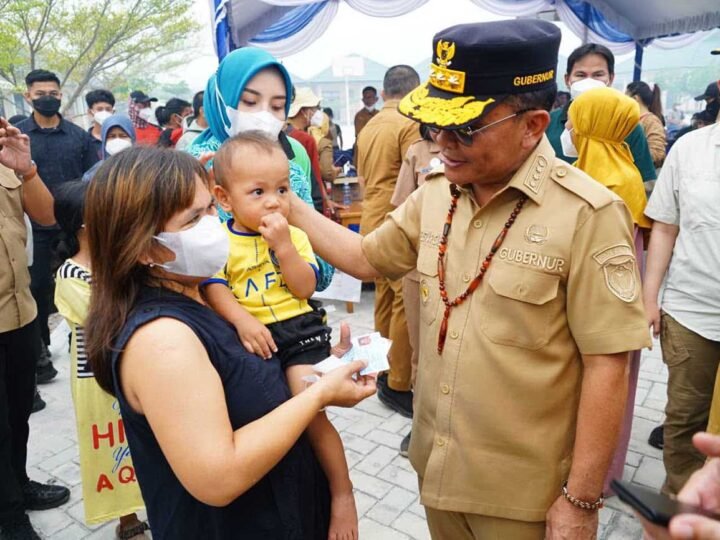 Gubernur Agustiar Sabran Salurkan KHBS dan Bantuan Pangan untuk Warga Terdampak Karhutla di Petuk Katimpun