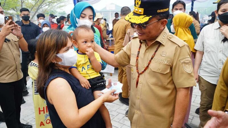 Gubernur Agustiar Sabran Salurkan KHBS dan Bantuan Pangan untuk Warga Terdampak Karhutla di Petuk Katimpun