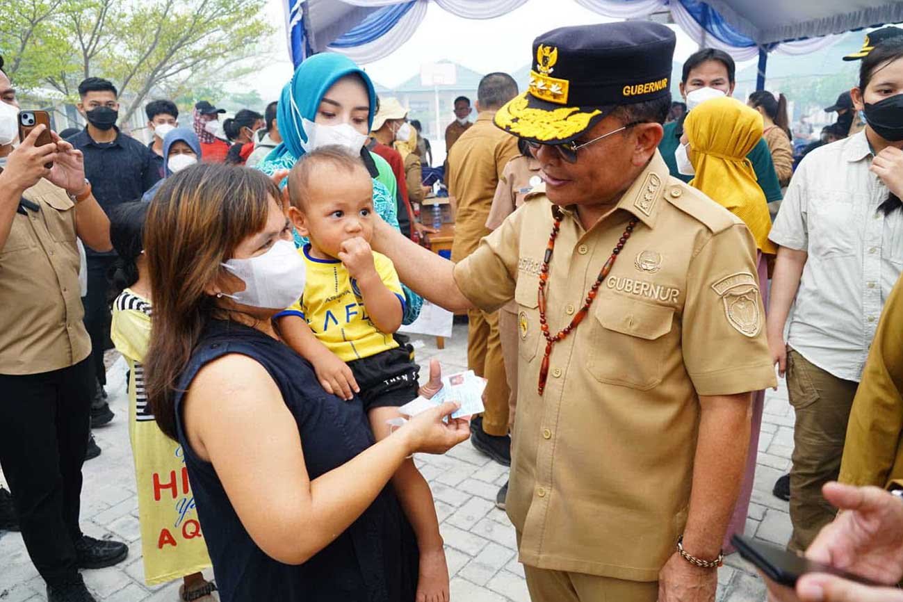 Gubernur Agustiar Sabran Salurkan KHBS dan Bantuan Pangan untuk Warga Terdampak Karhutla di Petuk Katimpun
