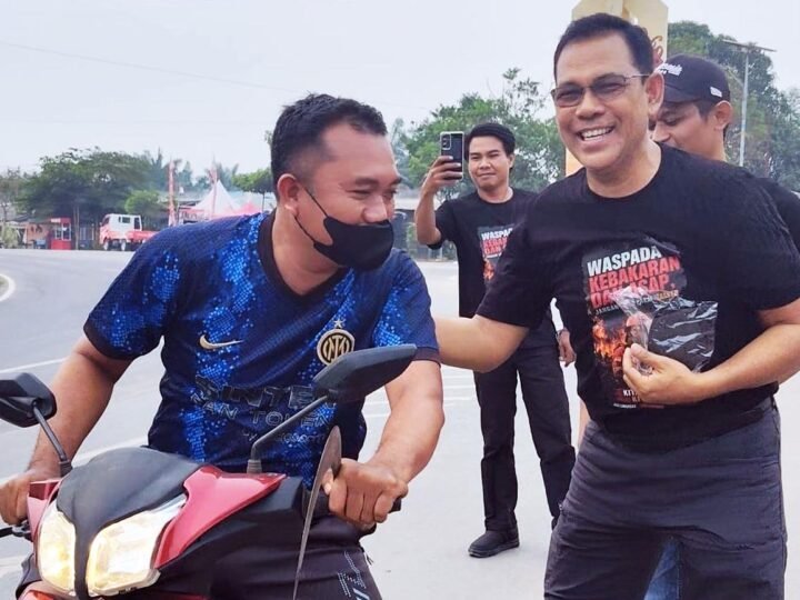 Peduli Warga Terdampak Kabut Asap, H. Rere Bagikan Masker dan Siapkan Bantuan Air Bersih