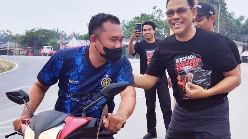 Peduli Warga Terdampak Kabut Asap, H. Rere Bagikan Masker dan Siapkan Bantuan Air Bersih