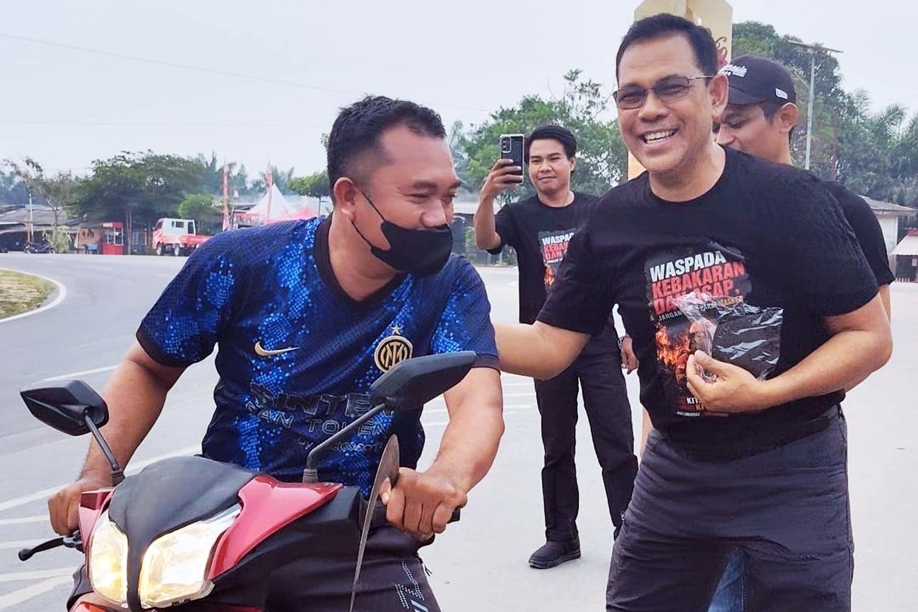 Peduli Warga Terdampak Kabut Asap, H. Rere Bagikan Masker dan Siapkan Bantuan Air Bersih