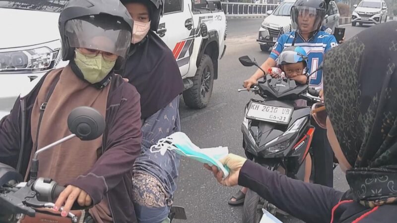 Kabut Asap Jadi Perhatian, Insan Pers dan LSM Bagikan Ribuan Masker untuk Warga Palangka Raya