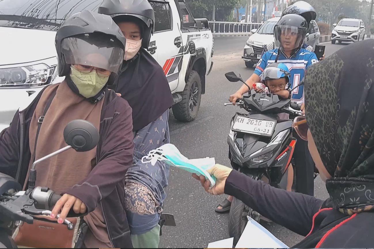Kabut Asap Jadi Perhatian, Insan Pers dan LSM Bagikan Ribuan Masker untuk Warga Palangka Raya