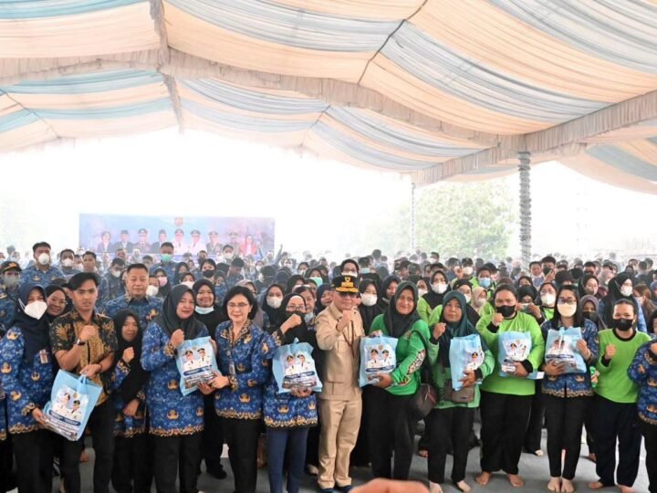 Gubernur Salurkan 4.000 Paket Sembako untuk PNS Gol I-II, PPPK hingga Tenaga Outsourcing di Tengah Karhutla