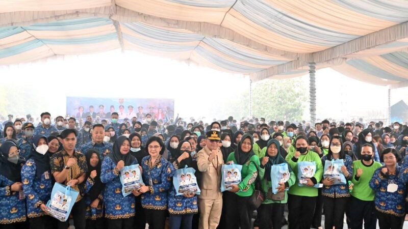 Gubernur Salurkan 4.000 Paket Sembako untuk PNS Gol I-II, PPPK hingga Tenaga Outsourcing di Tengah Karhutla