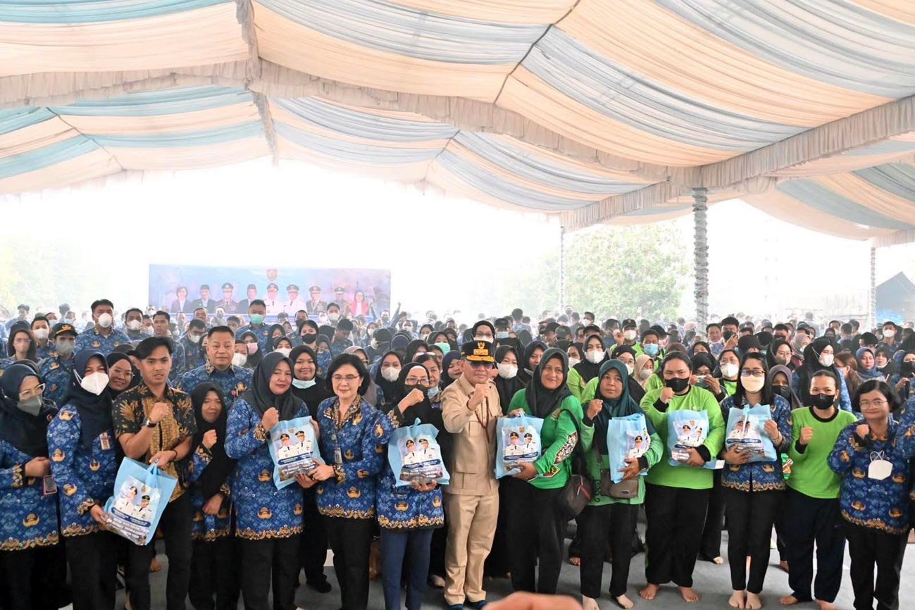 Gubernur Salurkan 4.000 Paket Sembako untuk PNS Gol I-II, PPPK hingga Tenaga Outsourcing di Tengah Karhutla