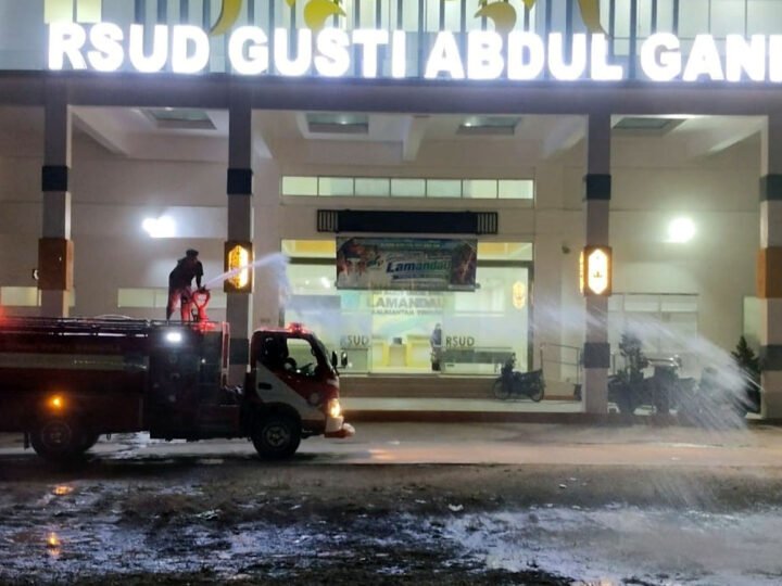 Relawan Pemda Lamandau Salurkan Air Bersih ke Warga