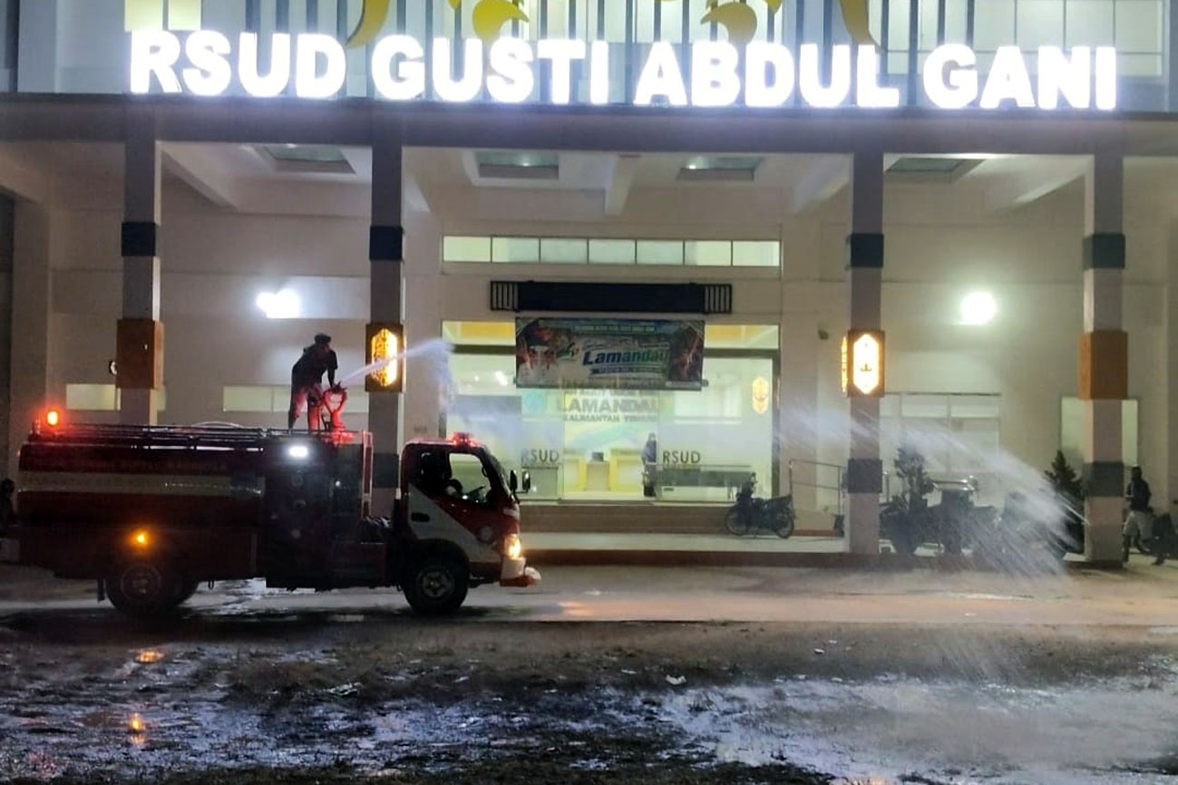 Relawan Pemda Lamandau Salurkan Air Bersih ke Warga